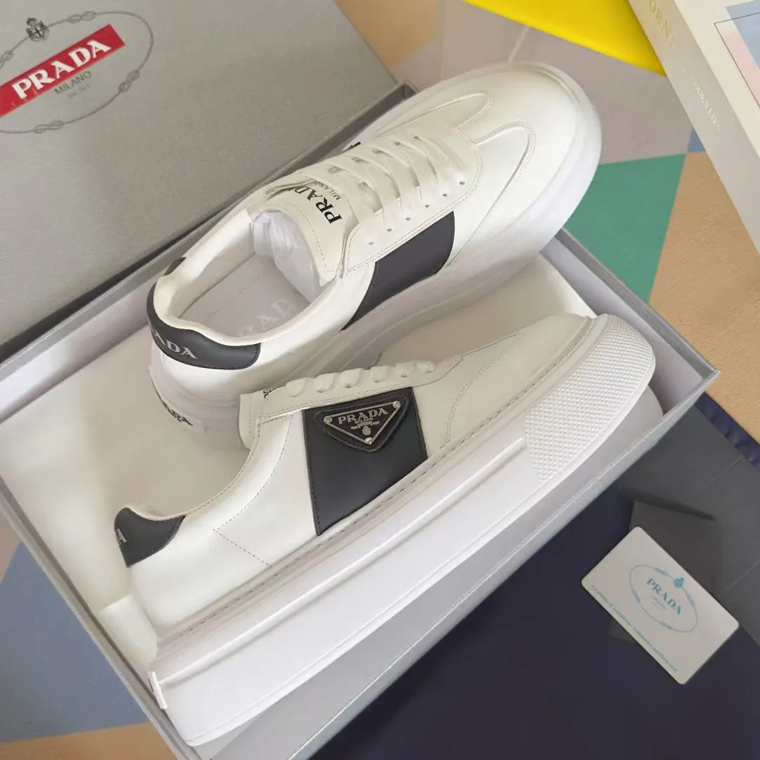 👟👟Ex-factory price 600👟👟 Couple model Prada Latest Couple model Triangle logo Thick sole Casual white shoes Sneakers Original purchase development and production This sneaker combines simple lines and distinctive details into a modern design. The leather upper presents a refined silhouette, with the Prada contrasting logo embellished on the tongue and side inserts. Exquisite packaging at the delivery counter 🛍📦 ▪️Fabric: Original custom imported cowhide material ▪️Lining: Original custom made soft sheepskin ▪️Sole: Original molded non-slip rubber outsole ▪️Sole thickness: 4CM ▪️Size: Women's 35-40 / Men's 39-45